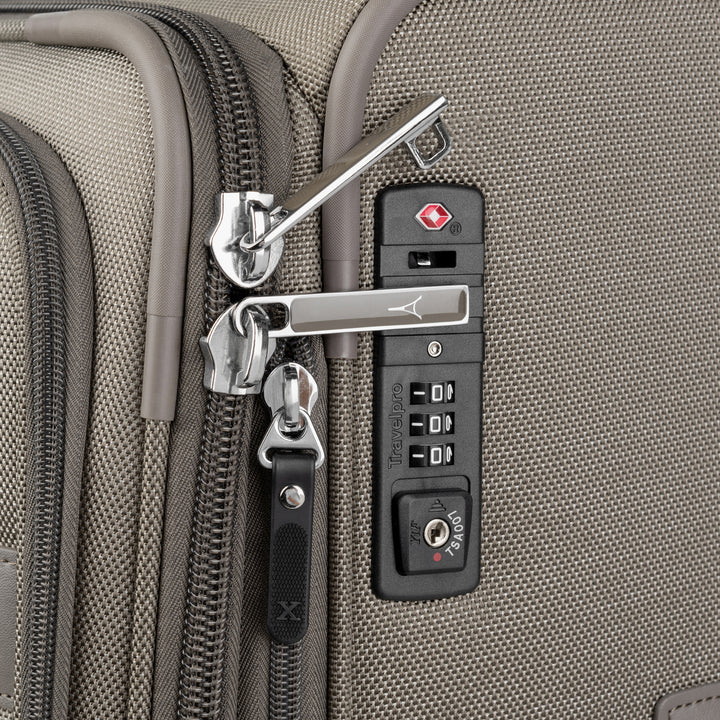 Check-In Grande Travelpro® Platinum Elite en Metallic Sand