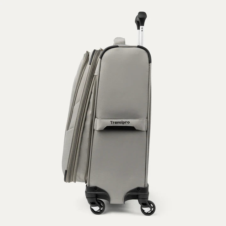 Set de Travelpro® Maxlite 5 Carry On + Check-In mediana en Champagne