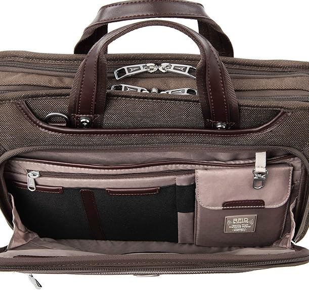 Travelpro® Platinum Elite Business Brief en Rich Espresso